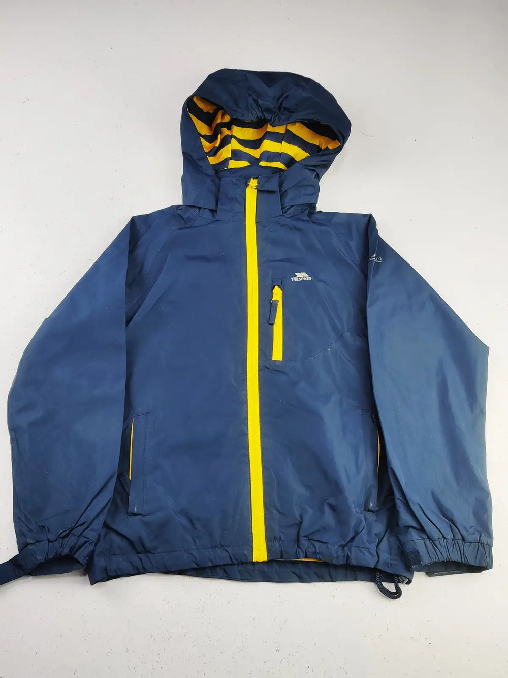 Buy online pre-used pre-loved 100% authentic & Original branded Trespass (KJB-841) available in Pakistan. Top international brands avilable.