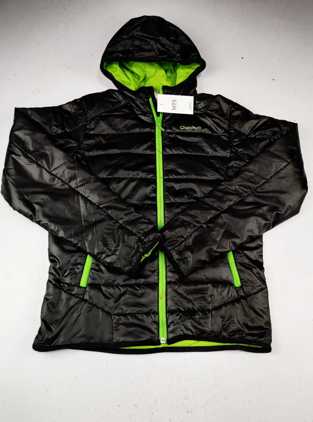 Buy online pre-used pre-loved 100% authentic & Original branded Quechua (KJG-387) available in Pakistan. Top international brands avilable.