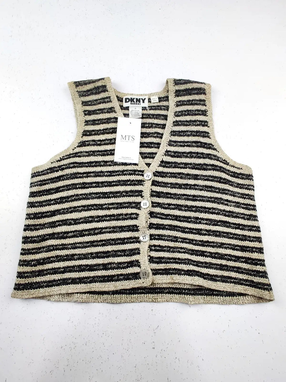 Buy online pre-used pre-loved 100% authentic & Original branded Dkny (KWG-6097) available in Pakistan. Top international brands avilable.