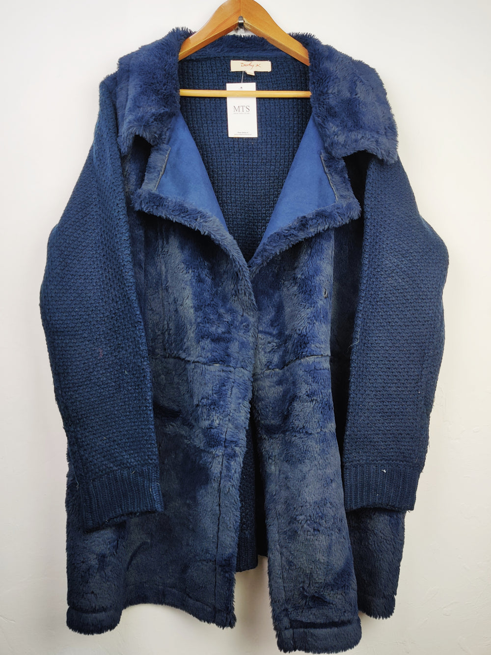 Buy online pre-used pre-loved 100% authentic & Original branded Derhy (LC-3868) available in Pakistan. Top international brands avilable.