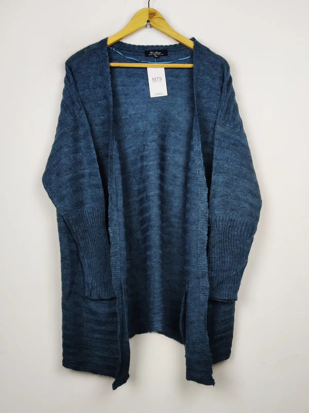 Buy online pre-used pre-loved 100% authentic & Original branded Maxe Lauge (LC-4434) available in Pakistan. Top international brands avilable.