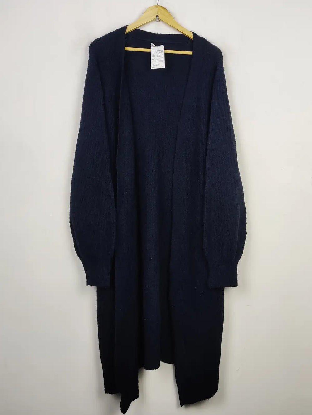 Buy online pre-used pre-loved 100% authentic & Original branded Wallis (LC-5597) available in Pakistan. Top international brands avilable.