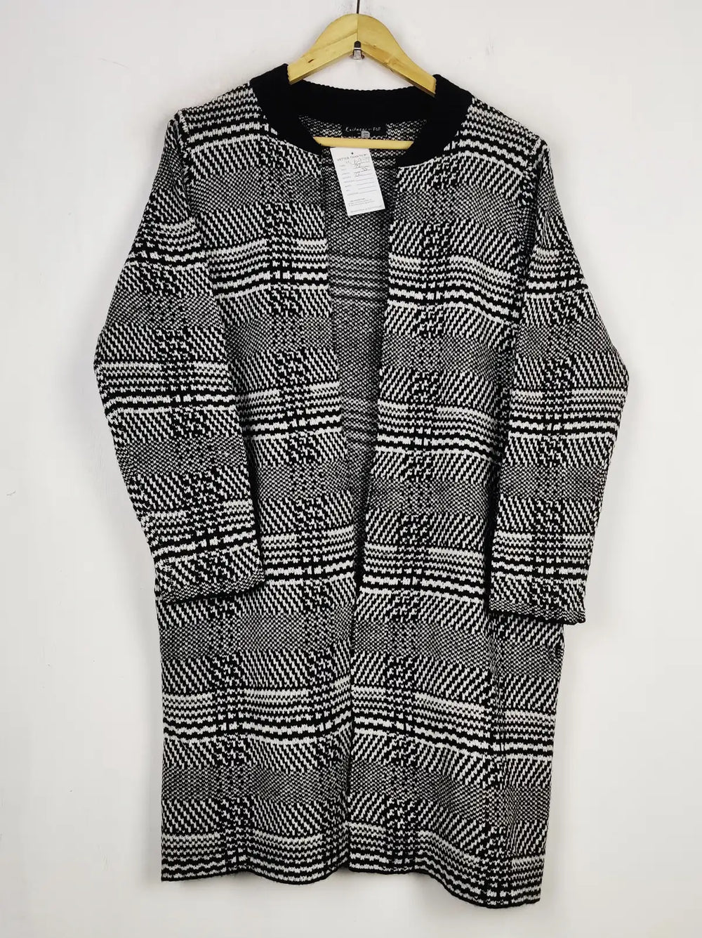 Buy online pre-used pre-loved 100% authentic & Original branded Knit Wear (LC-6997) available in Pakistan. Top international brands avilable.