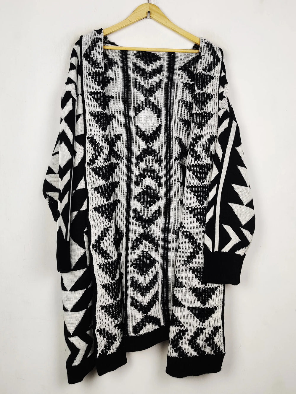 Buy online pre-used pre-loved 100% authentic & Original branded Unknown Brand (LC-7643) available in Pakistan. Top international brands avilable.