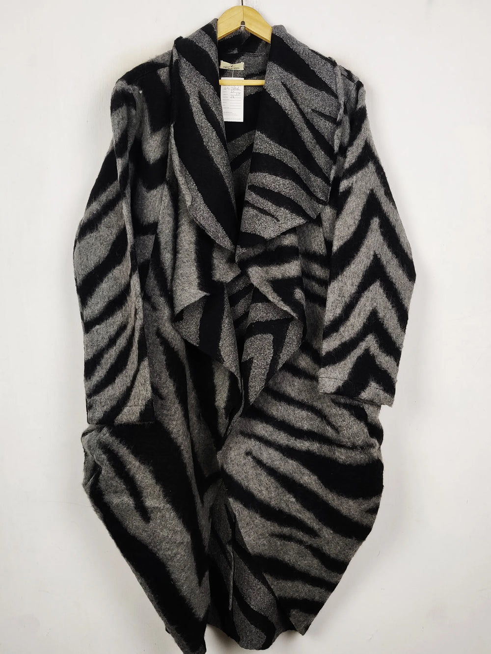 Buy online pre-used pre-loved 100% authentic & Original branded Unknown Brand (LC-7646) available in Pakistan. Top international brands avilable.