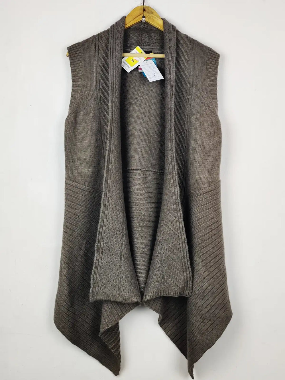 Buy online pre-used pre-loved 100% authentic & Original branded Marks & Spencer (LC-8026) available in Pakistan. Top international brands avilable.