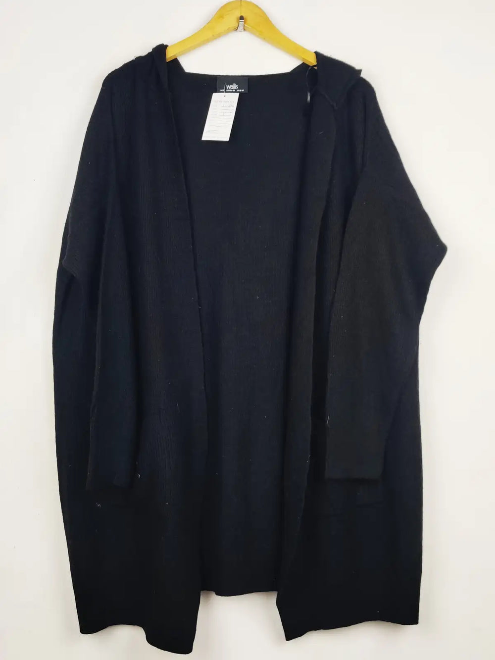 Buy online pre-used pre-loved 100% authentic & Original branded Wallis (LC-8111) available in Pakistan. Top international brands avilable.
