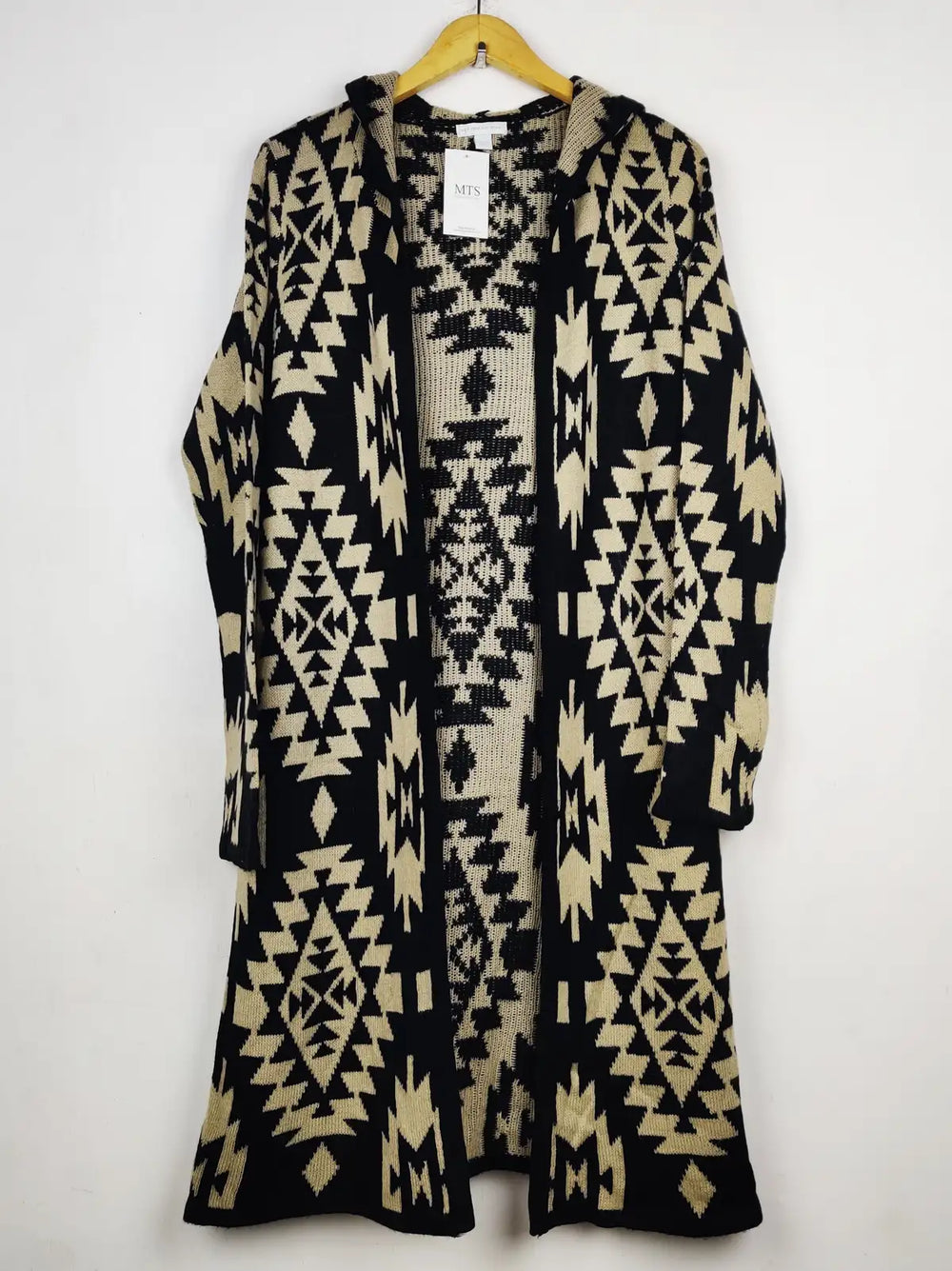 Buy online pre-used pre-loved 100% authentic & Original branded Unknown Brand (LC-8118) available in Pakistan. Top international brands avilable.