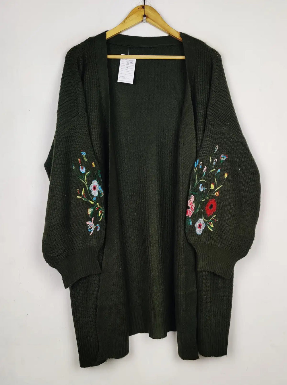 Buy online pre-used pre-loved 100% authentic & Original branded Unknown Brand (LC-8575) available in Pakistan. Top international brands avilable.