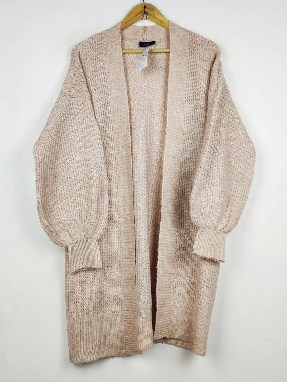 Buy online pre-used pre-loved 100% authentic & Original branded Wallis (LC-8643) available in Pakistan. Top international brands avilable.