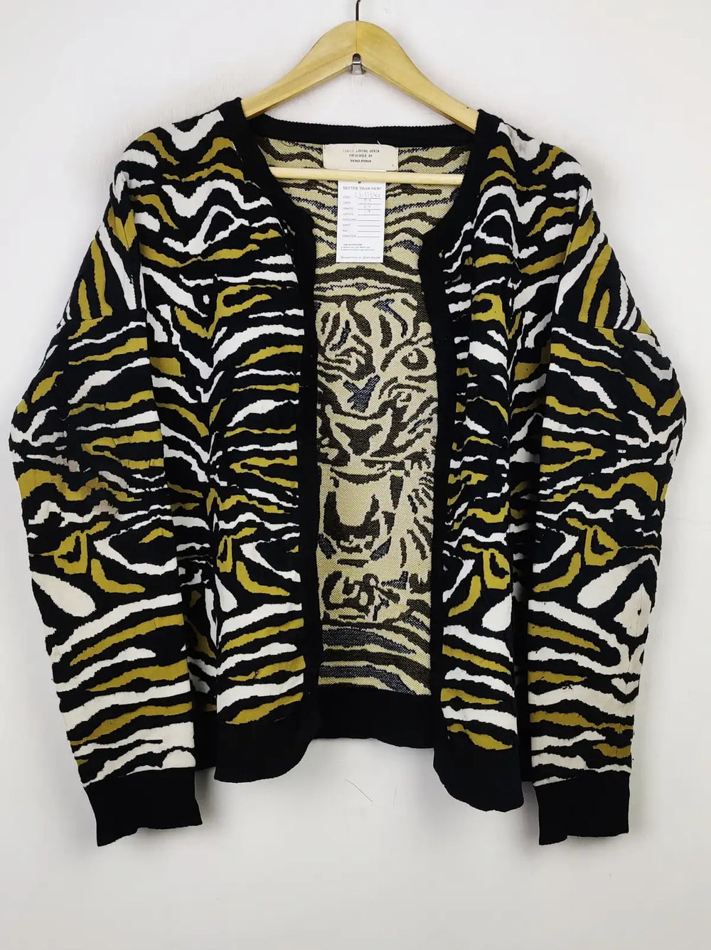 Buy online pre-used pre-loved 100% authentic & Original branded Vero Moda (LS-11540) available in Pakistan. Top international brands avilable.