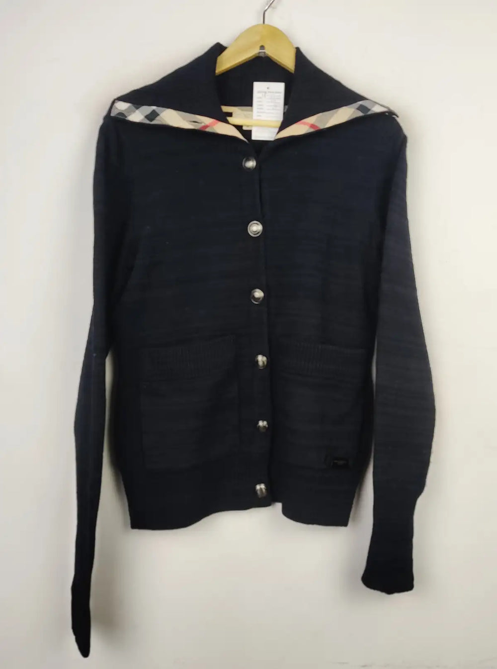 Buy online pre-used pre-loved 100% authentic & Original branded Burberry (LS-11727) available in Pakistan. Top international brands avilable.