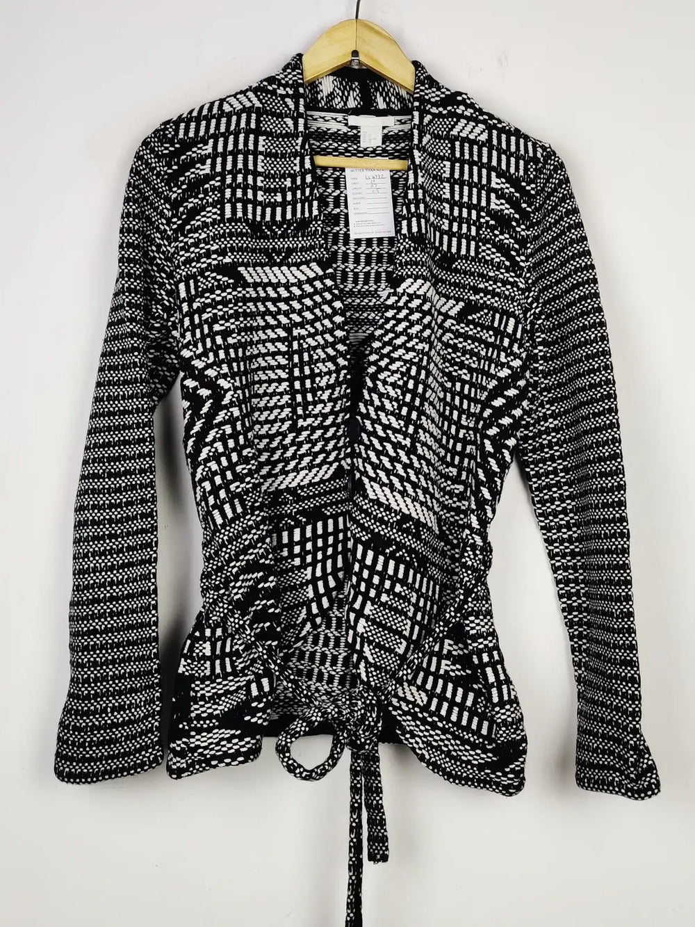 Buy online pre-used pre-loved 100% authentic & Original branded H&M (LS-14732) available in Pakistan. Top international brands avilable.