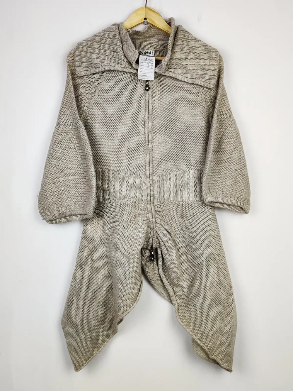 Buy online pre-used pre-loved 100% authentic & Original branded Unknown Brand (LS-14880) available in Pakistan. Top international brands avilable.