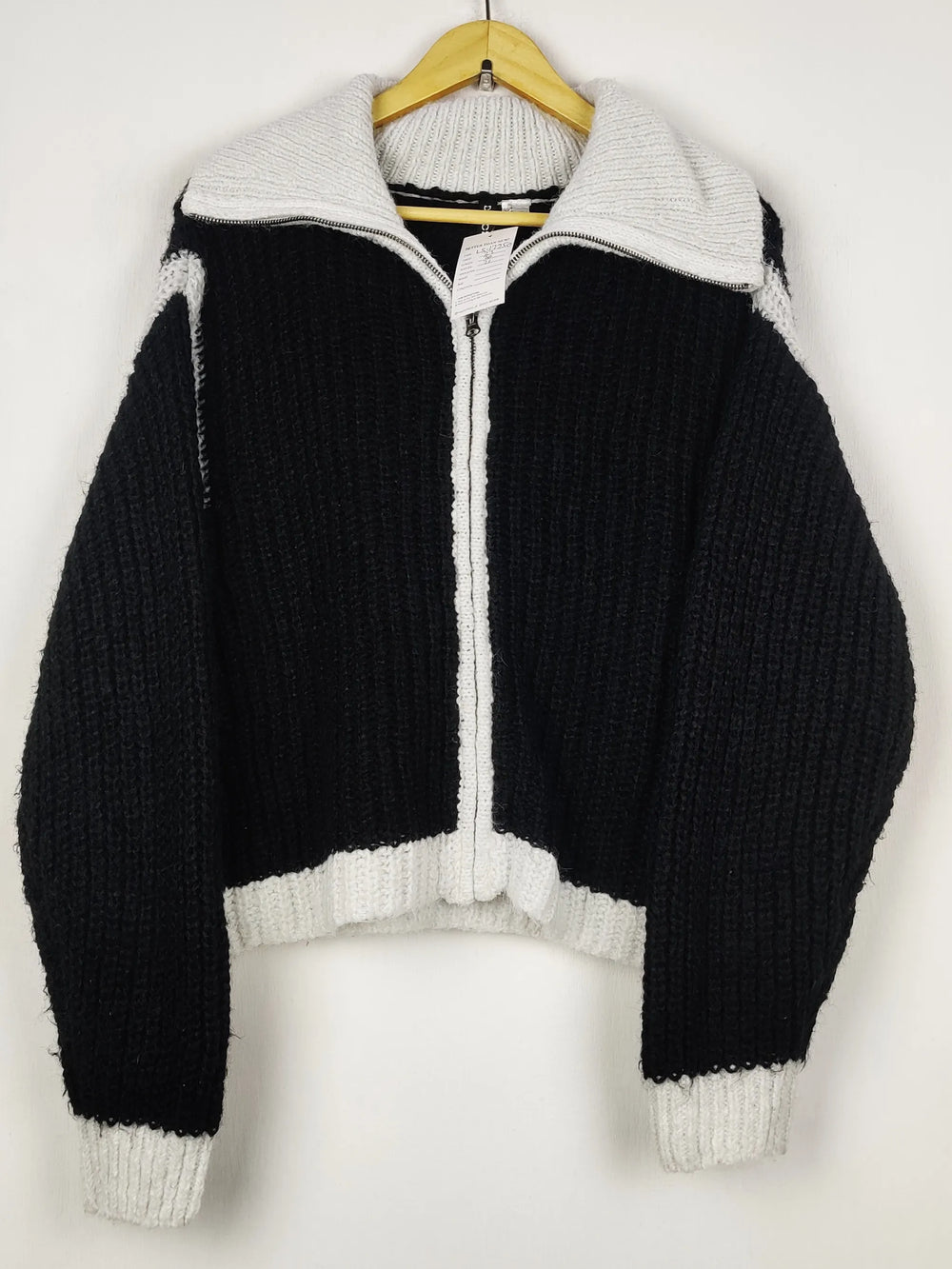 Buy online pre-used pre-loved 100% authentic & Original branded H&M (LS-17250) available in Pakistan. Top international brands avilable.