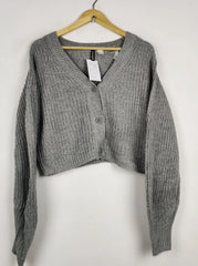 Buy online pre-used pre-loved 100% authentic & Original branded H&M (LS-17474) available in Pakistan. Top international brands avilable.