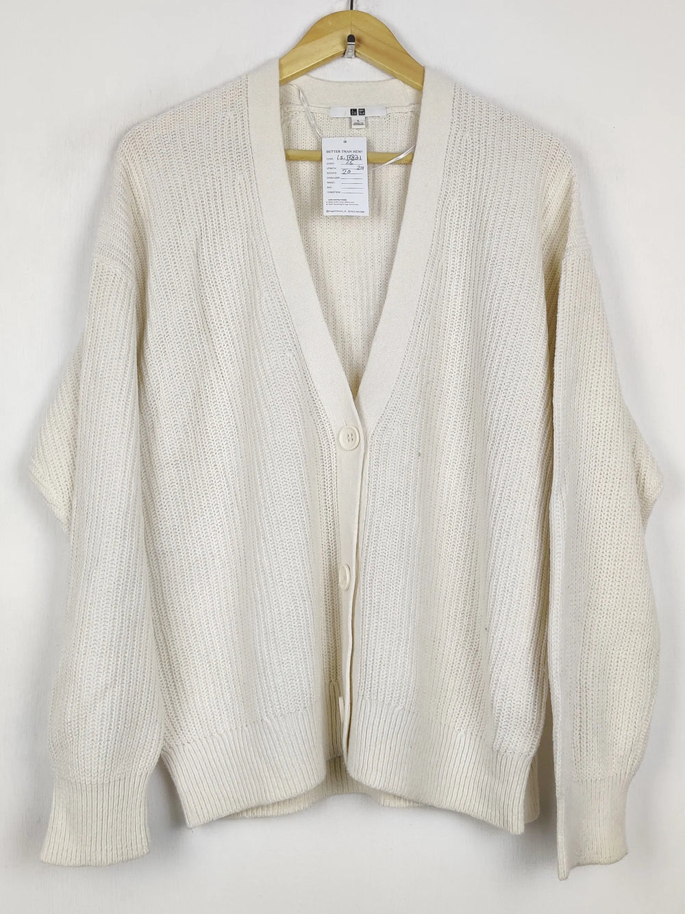 Buy online pre-used pre-loved 100% authentic & Original branded Uniqlo (LS-17821) available in Pakistan. Top international brands avilable.