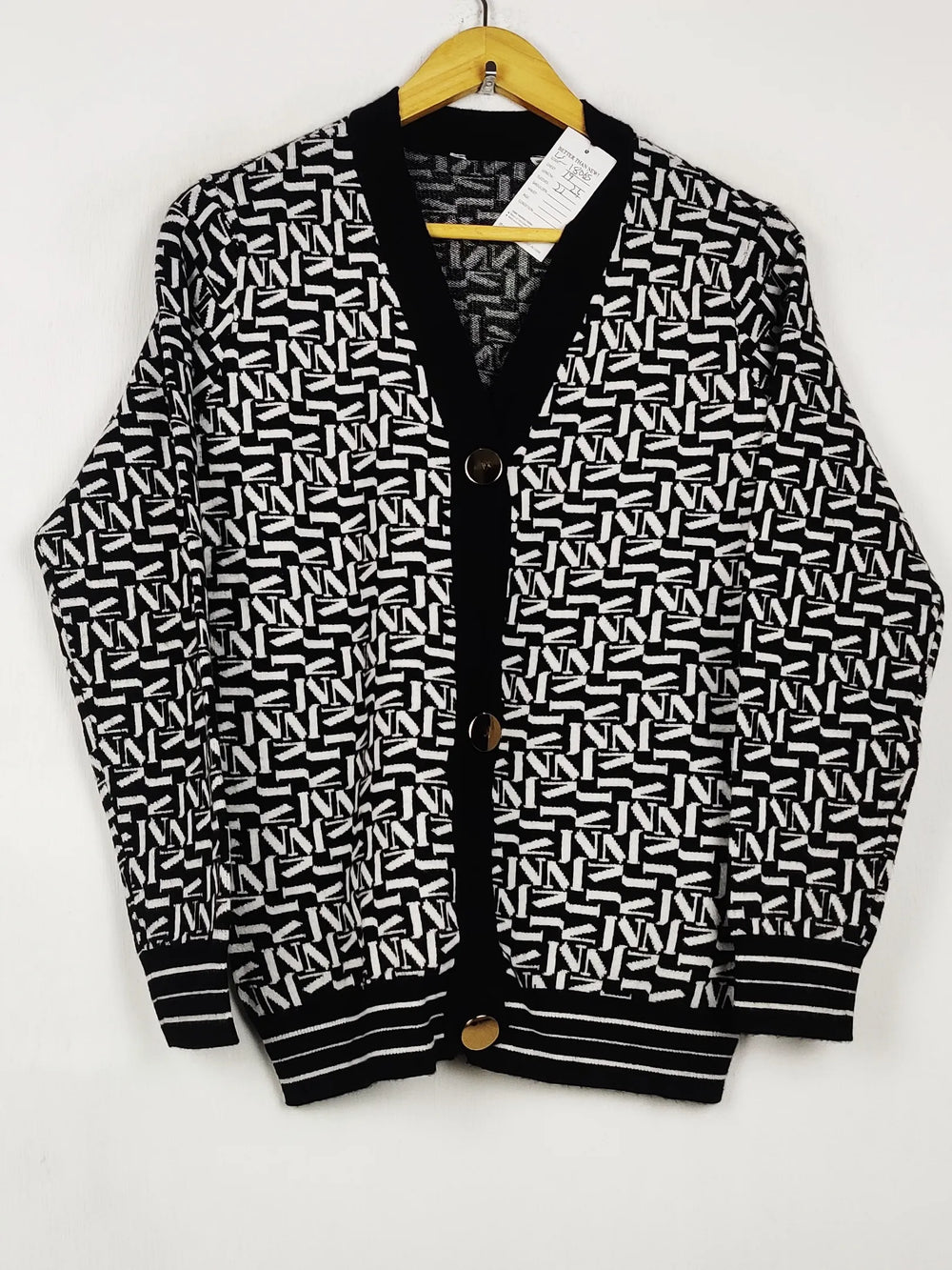 Buy online pre-used pre-loved 100% authentic & Original branded Unknown Brand (LS-18065) available in Pakistan. Top international brands avilable.