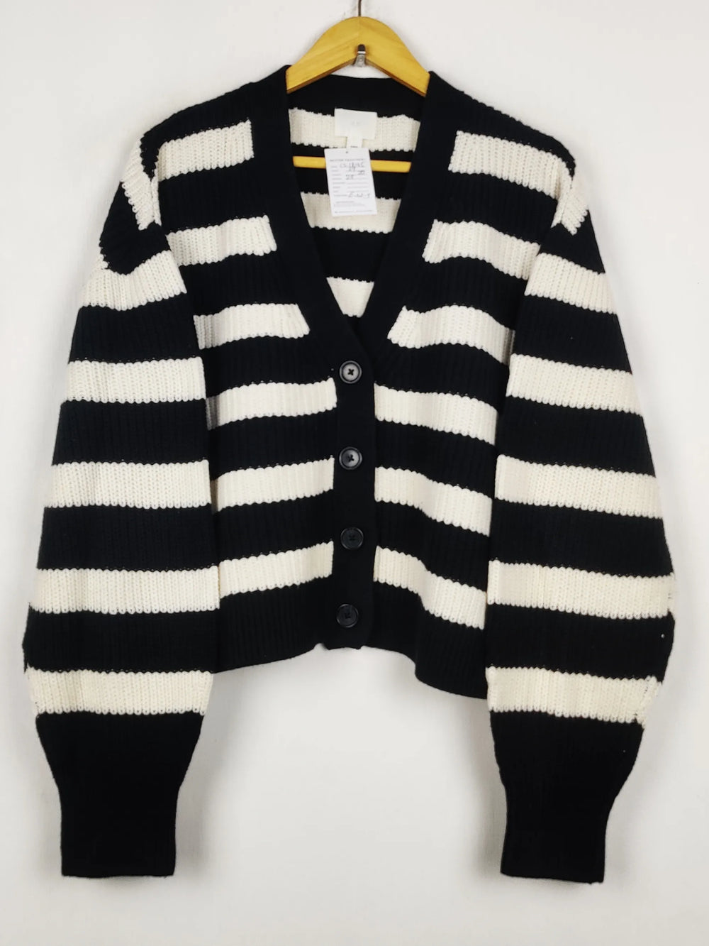 Buy online pre-used pre-loved 100% authentic & Original branded H&M (LS-18195) available in Pakistan. Top international brands avilable.