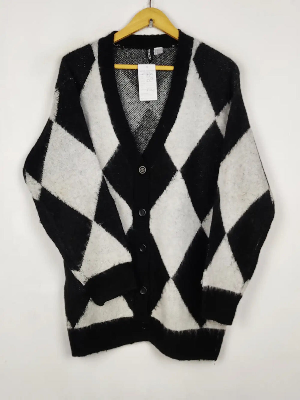 Buy online pre-used pre-loved 100% authentic & Original branded H&M (LS-18810) available in Pakistan. Top international brands avilable.