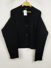 Buy online pre-used pre-loved 100% authentic & Original branded Uniqlo (LS-19079) available in Pakistan. Top international brands avilable.