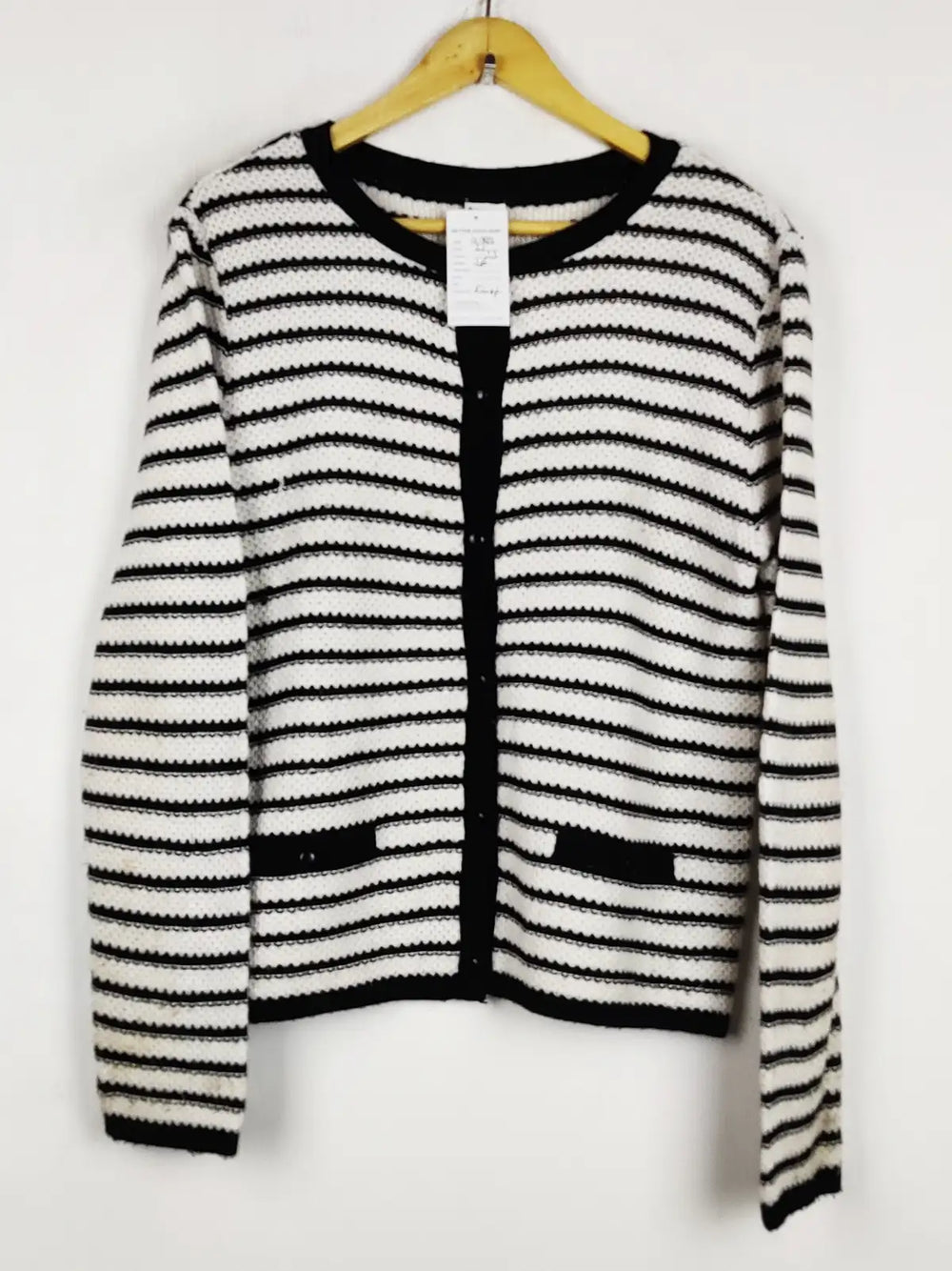Buy online pre-used pre-loved 100% authentic & Original branded Ema (LS-19622) available in Pakistan. Top international brands avilable.