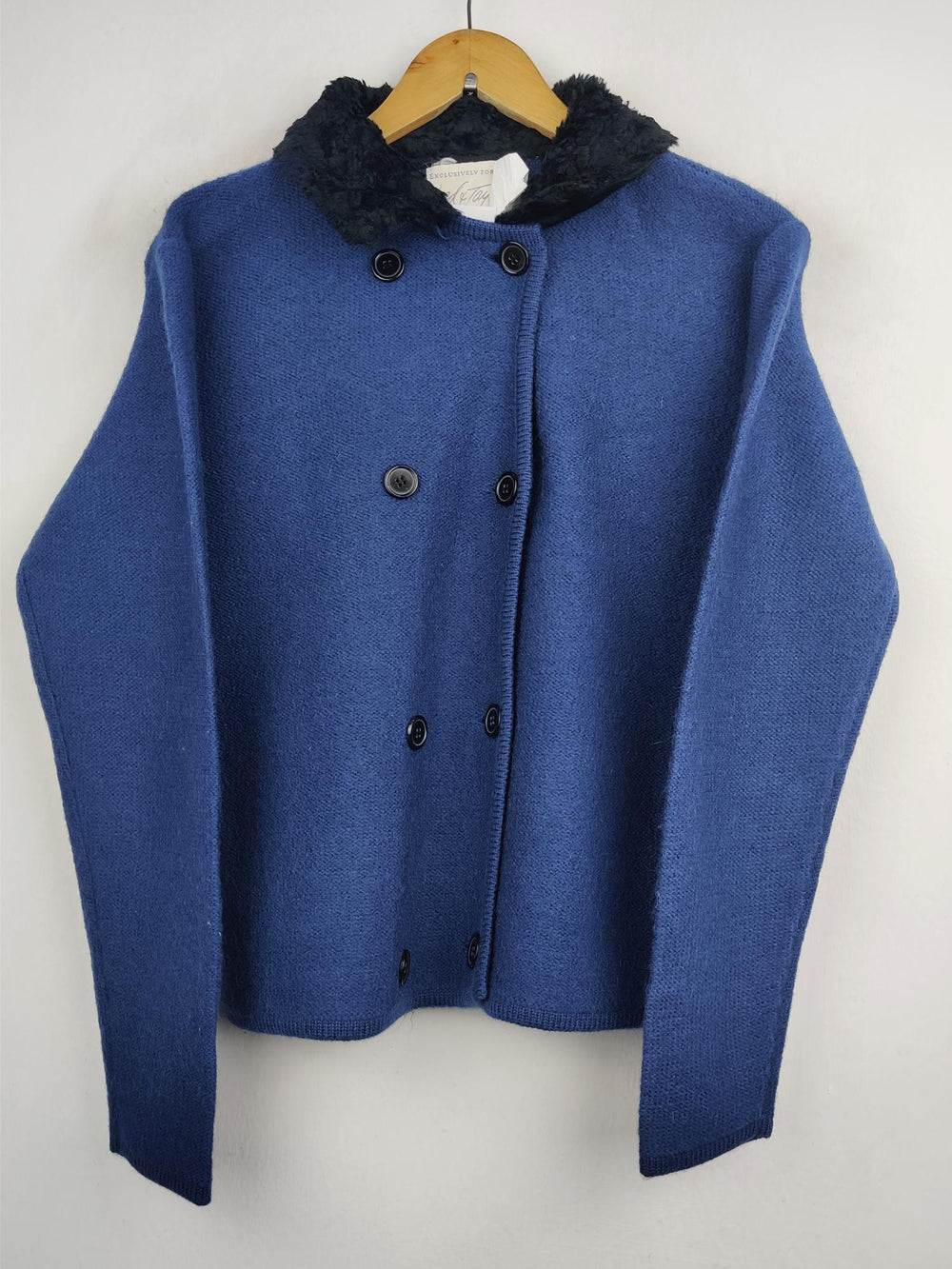 Buy online pre-used pre-loved 100% authentic & Original branded Had & Tayw (LS-4050) available in Pakistan. Top international brands avilable.