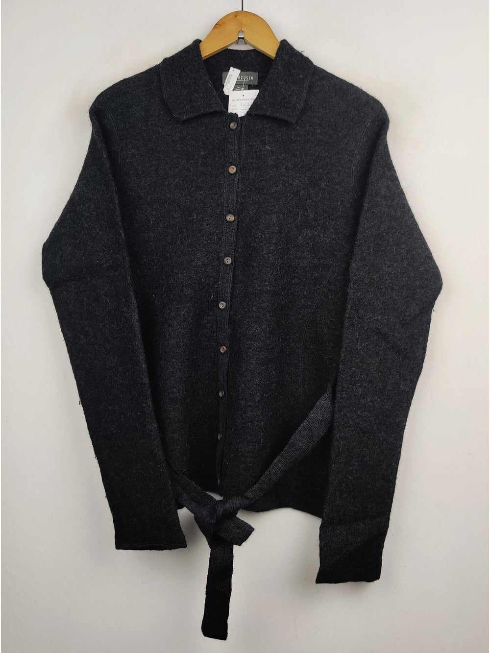 Buy online pre-used pre-loved 100% authentic & Original branded Van Heusen (LS-4051) available in Pakistan. Top international brands avilable.