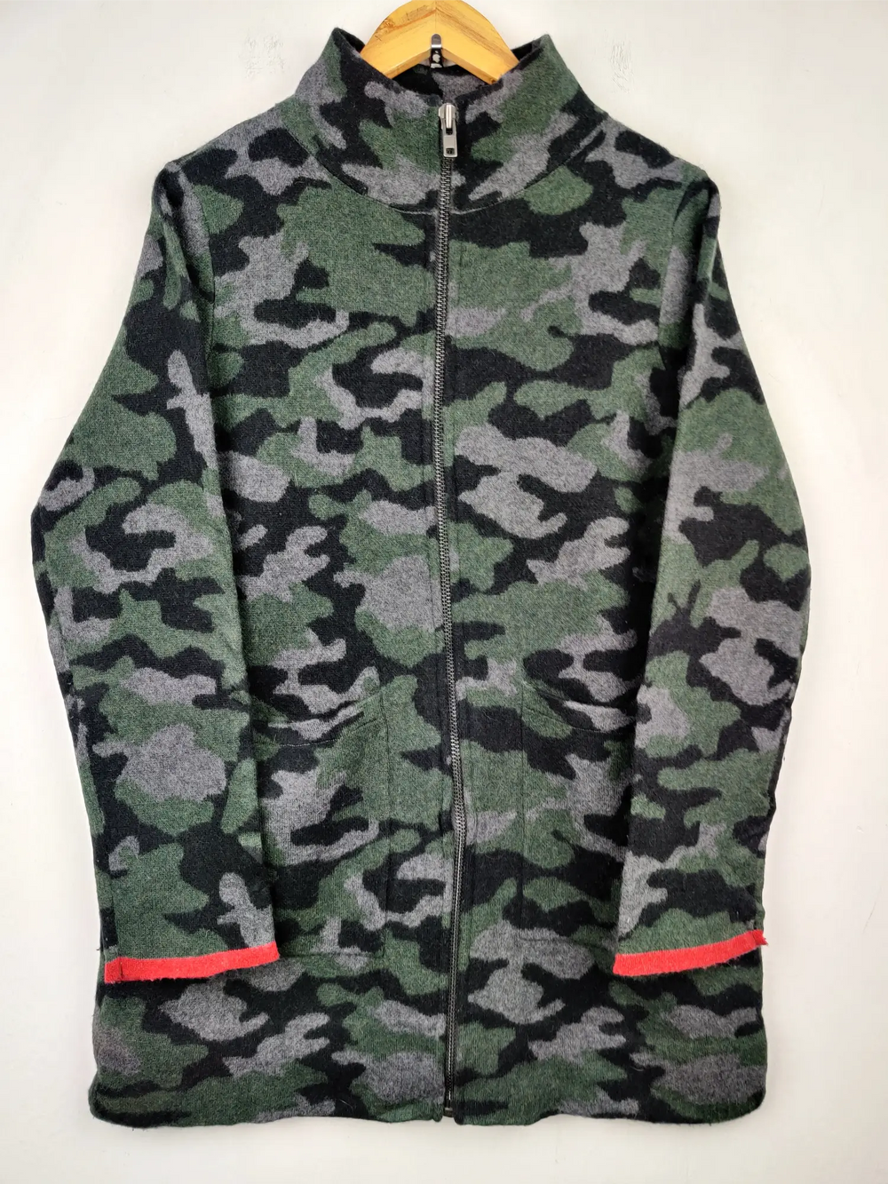 Buy online pre-used pre-loved 100% authentic & Original branded Field Flower (LS-6650) available in Pakistan. Top international brands avilable.