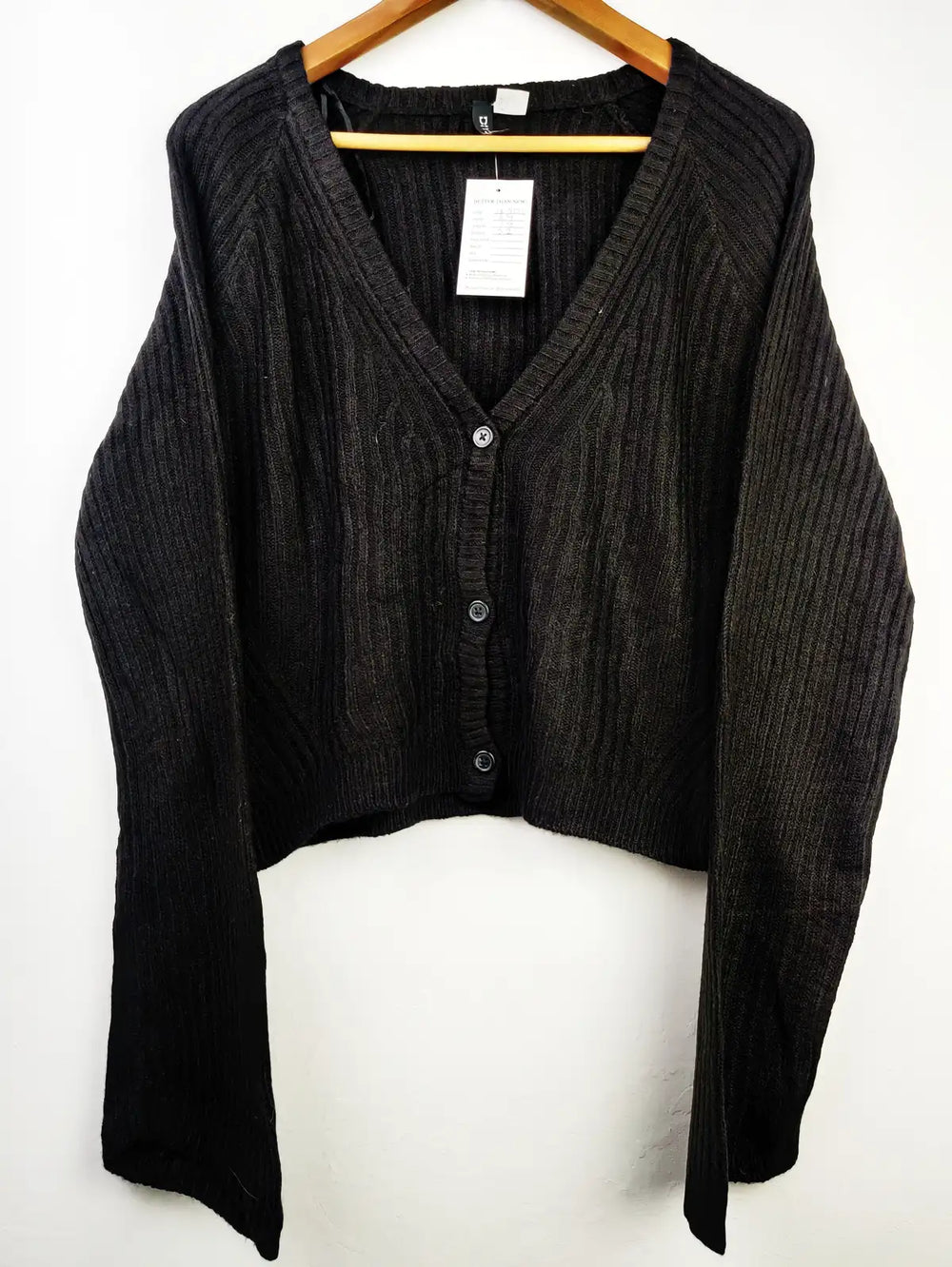 Buy online pre-used pre-loved 100% authentic & Original branded H&M (LS-7523) available in Pakistan. Top international brands avilable.