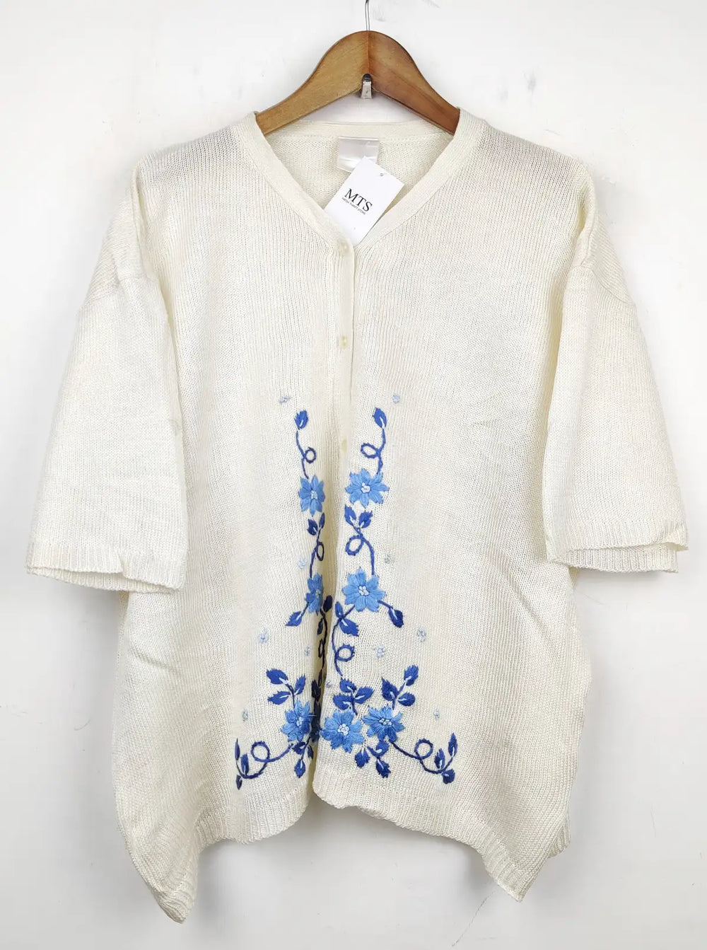 Buy online pre-used pre-loved 100% authentic & Original branded Unknown Brand (LS-7605) available in Pakistan. Top international brands avilable.