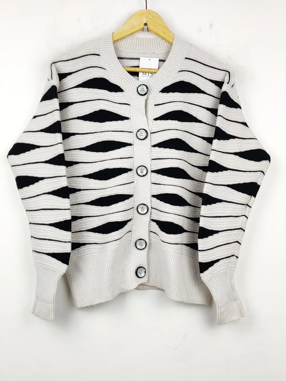 Buy online pre-used pre-loved 100% authentic & Original branded Unknown Brand (LS-8032) available in Pakistan. Top international brands avilable.