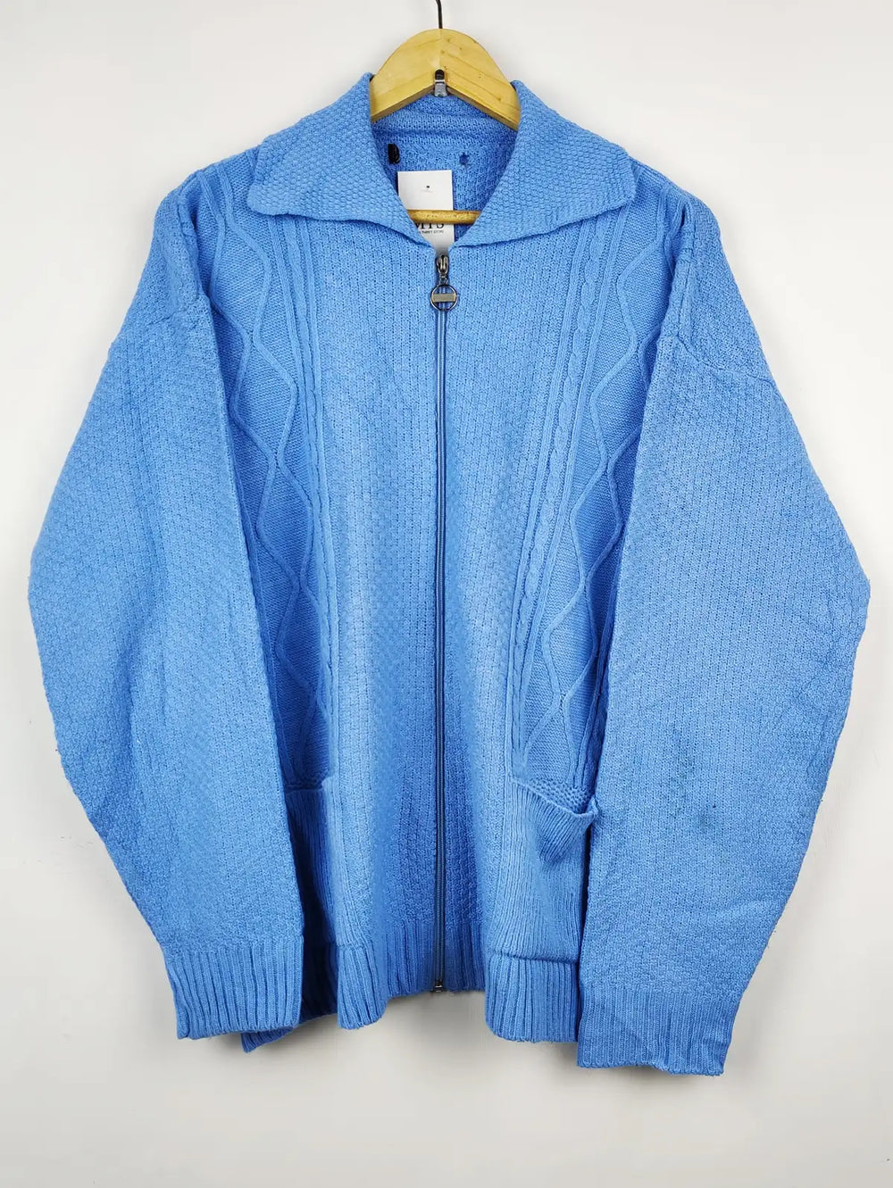 Buy online pre-used pre-loved 100% authentic & Original branded Unknown Brand (LS-8546) available in Pakistan. Top international brands avilable.