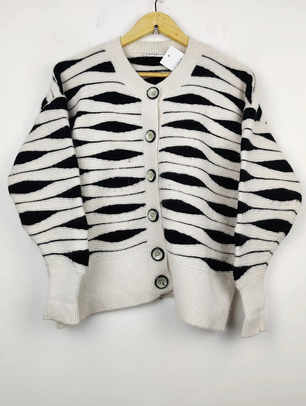 Buy online pre-used pre-loved 100% authentic & Original branded Gallery (LS-8648) available in Pakistan. Top international brands avilable.