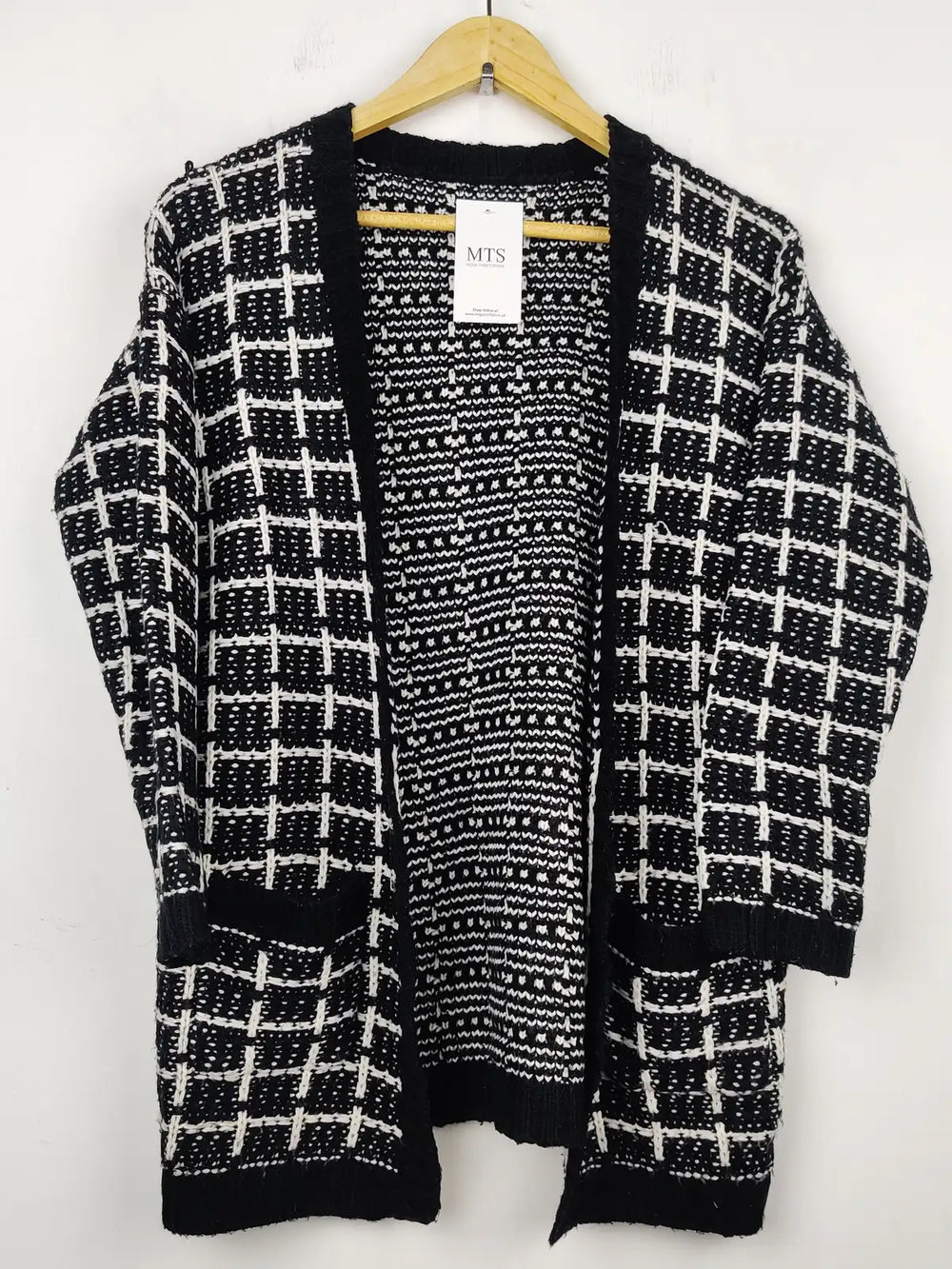 Buy online pre-used pre-loved 100% authentic & Original branded Unknown Brand (LS-8679) available in Pakistan. Top international brands avilable.