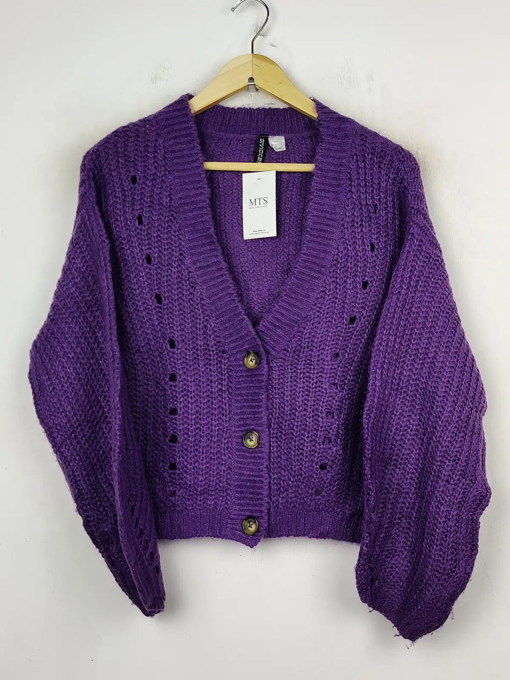 Buy online pre-used pre-loved 100% authentic & Original branded H&M (LS-8928) available in Pakistan. Top international brands avilable.