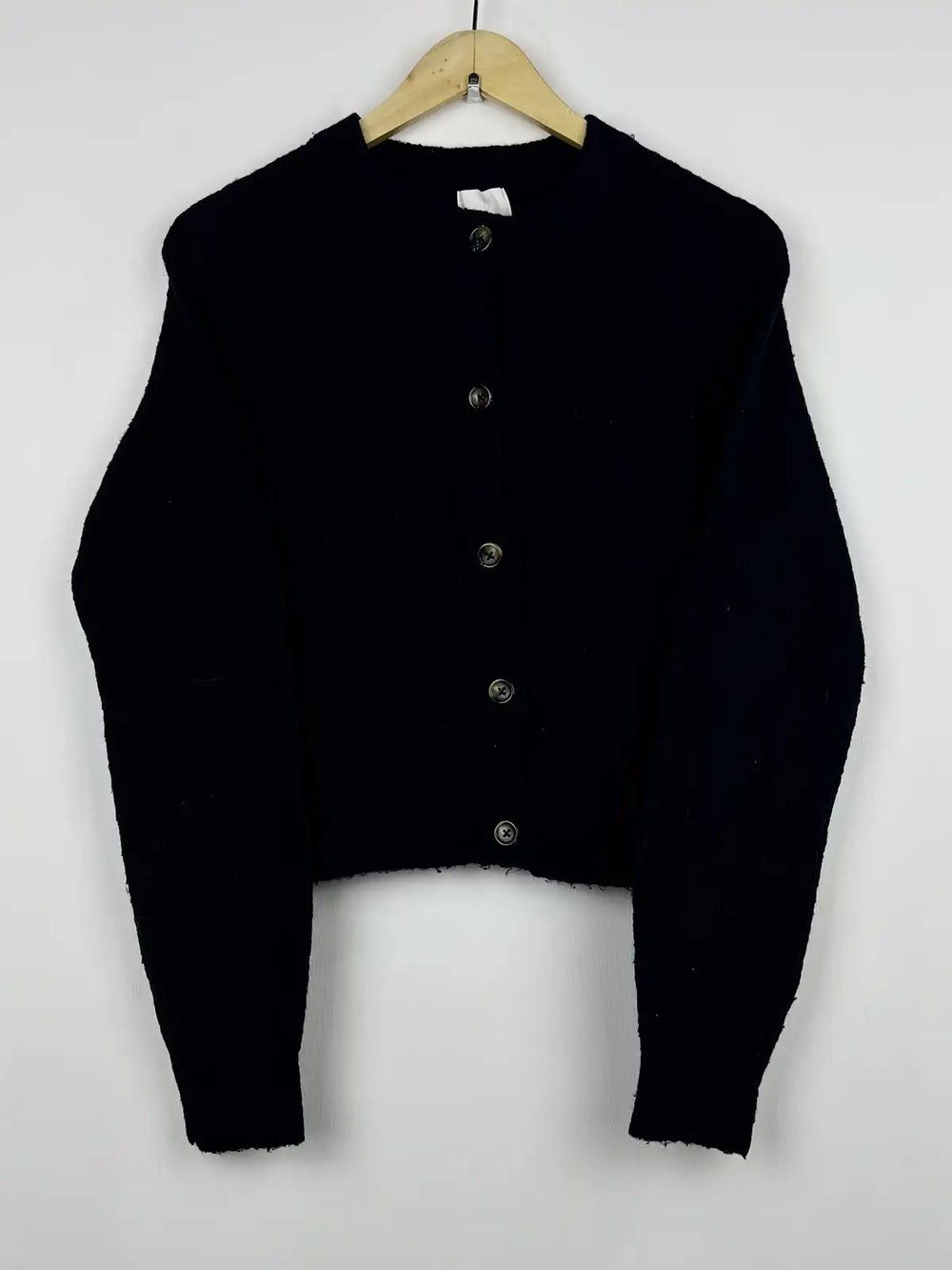 Buy online pre-used pre-loved 100% authentic & Original branded H&M (LS-9445) available in Pakistan. Top international brands avilable.