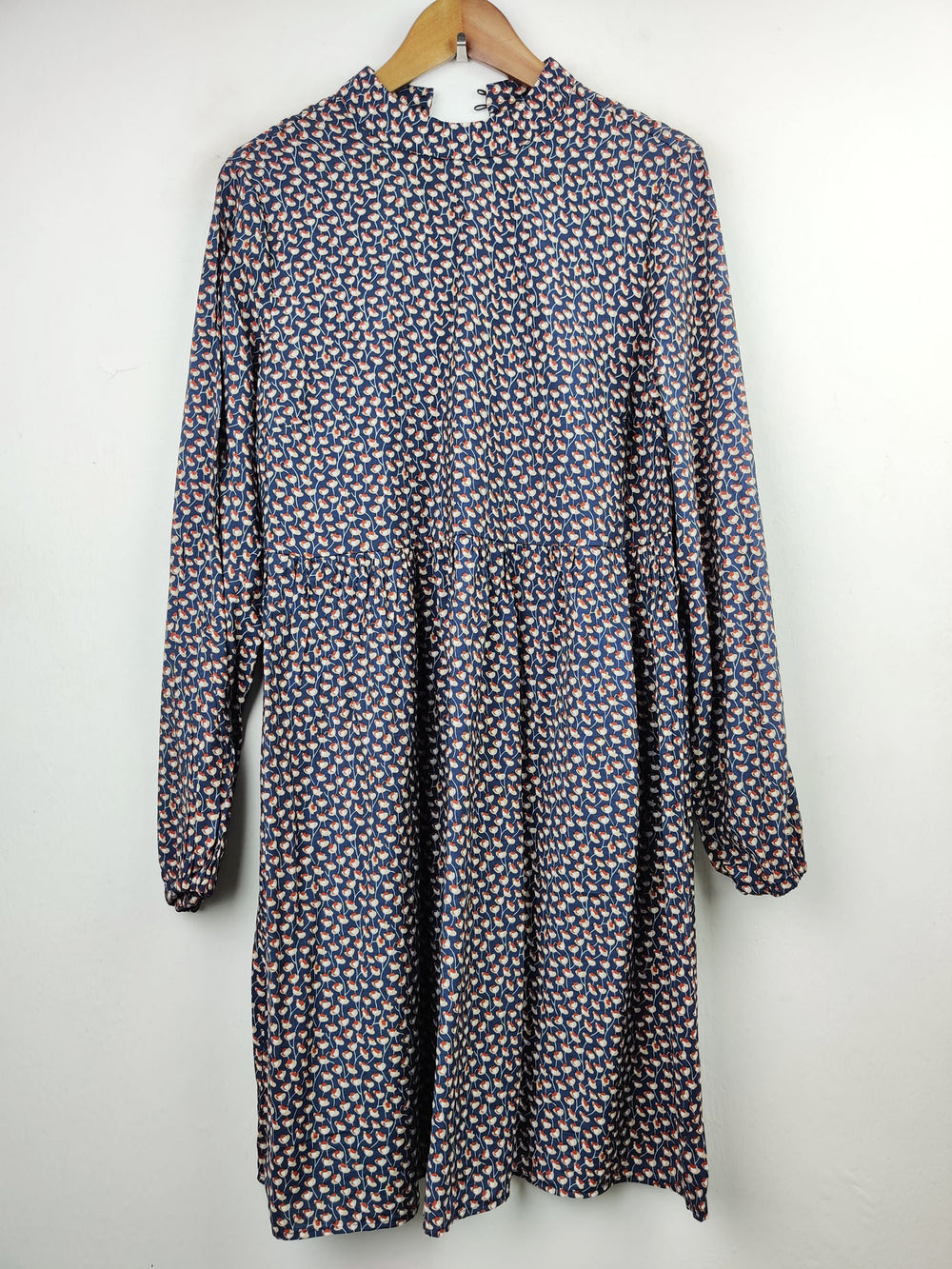 Buy online pre-used pre-loved 100% authentic & Original branded Vila (MF-1055) available in Pakistan. Top international brands avilable.