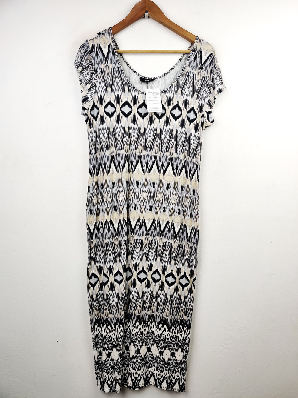 Buy online pre-used pre-loved 100% authentic & Original branded Wallis (MF-1085) available in Pakistan. Top international brands avilable.