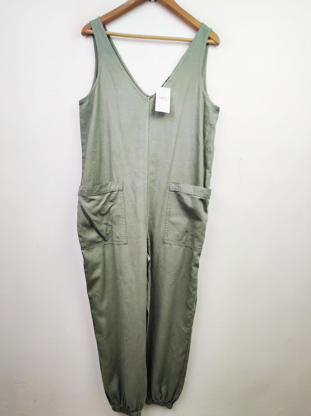 Buy online pre-used pre-loved 100% authentic & Original branded F&F (MF-1111) available in Pakistan. Top international brands avilable.