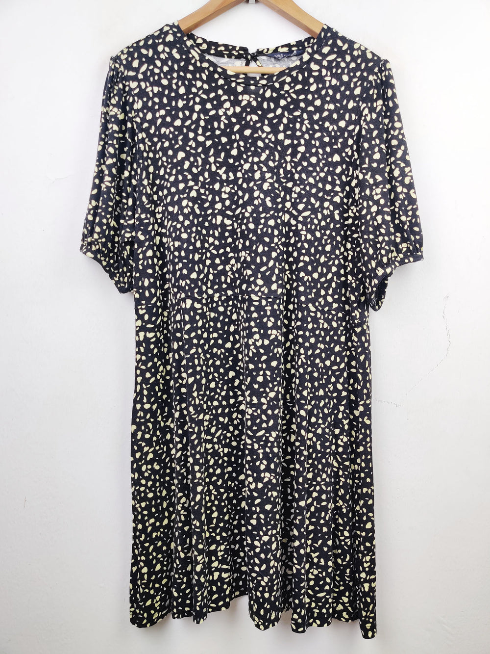 Buy online pre-used pre-loved 100% authentic & Original branded Marks & Spencer (MF-1117) available in Pakistan. Top international brands avilable.