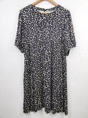 Buy online pre-used pre-loved 100% authentic & Original branded Marks & Spencer (MF-1117) available in Pakistan. Top international brands avilable.