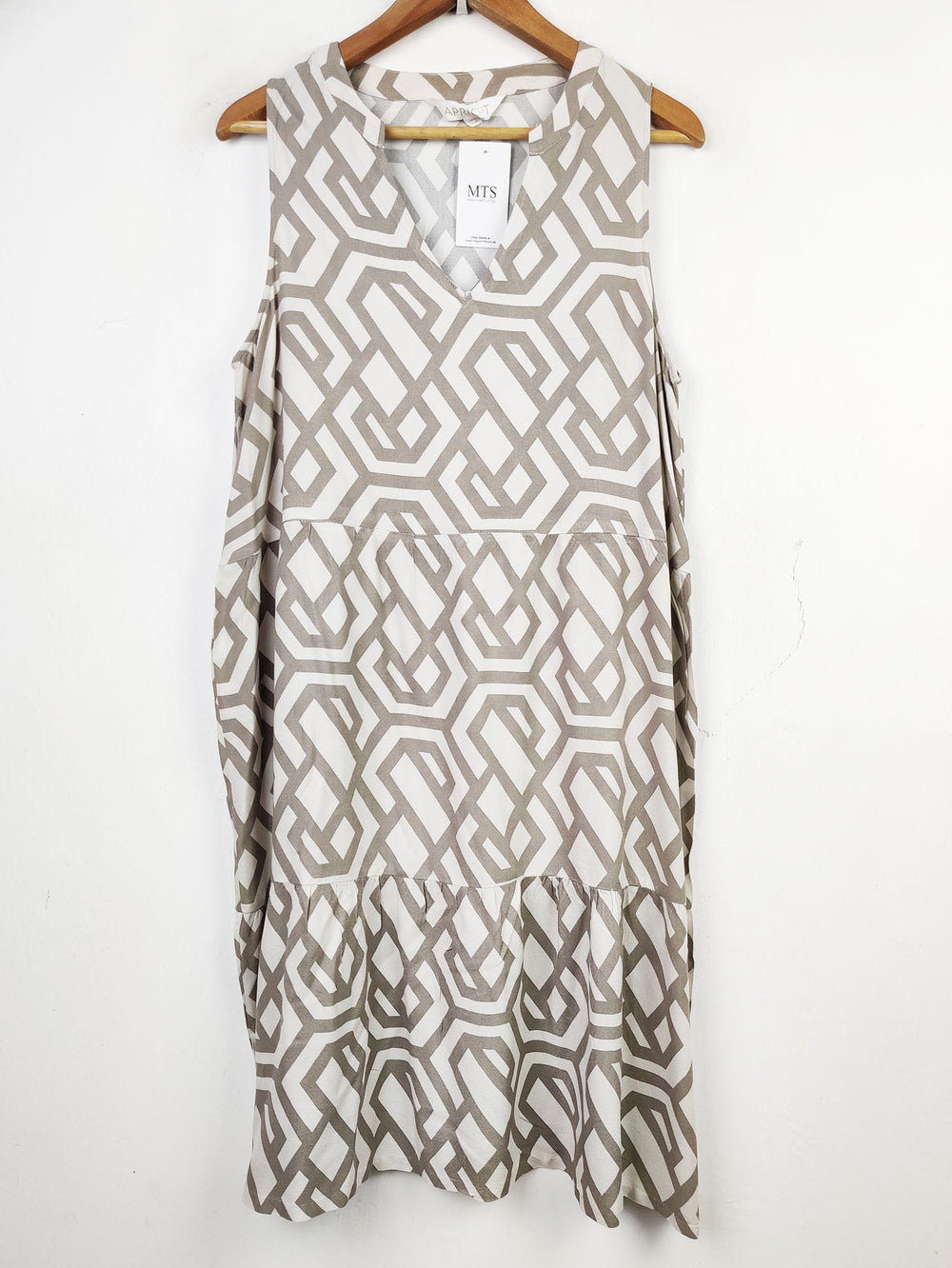 Buy online pre-used pre-loved 100% authentic & Original branded Apricot (MF-1145) available in Pakistan. Top international brands avilable.