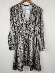 Buy online pre-used pre-loved 100% authentic & Original branded Cameo Rose (MF-129) available in Pakistan. Top international brands avilable.