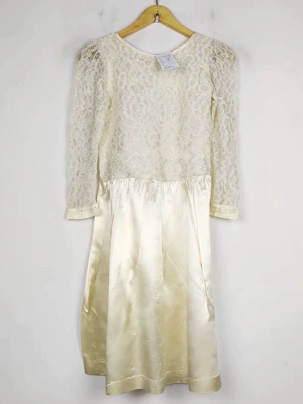 Buy online pre-used pre-loved 100% authentic & Original branded Unknown Brand (MF-3139) available in Pakistan. Top international brands avilable.