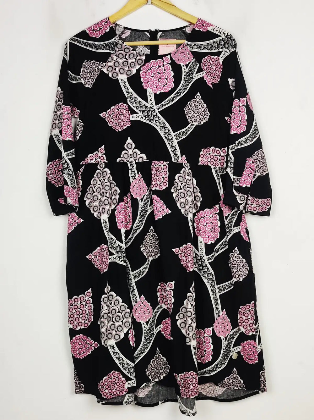 Buy online pre-used pre-loved 100% authentic & Original branded Lieblings Stuck (MF-3608) available in Pakistan. Top international brands avilable.