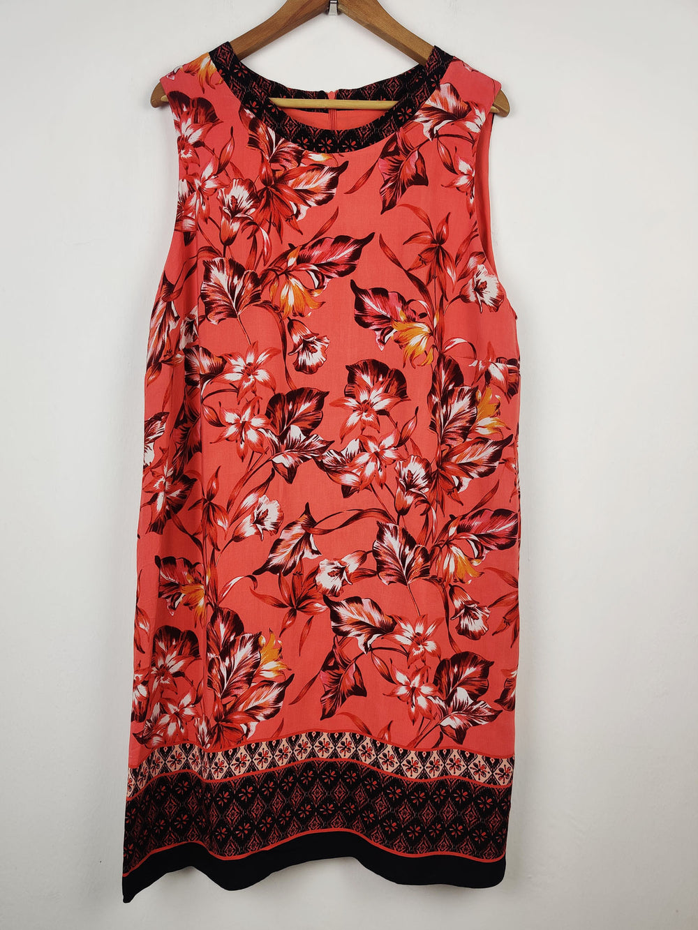 Buy online pre-used pre-loved 100% authentic & Original branded Wallis (MF-383) available in Pakistan. Top international brands avilable.