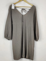 Buy online pre-used pre-loved 100% authentic & Original branded H&M (MF-4166) available in Pakistan. Top international brands avilable.
