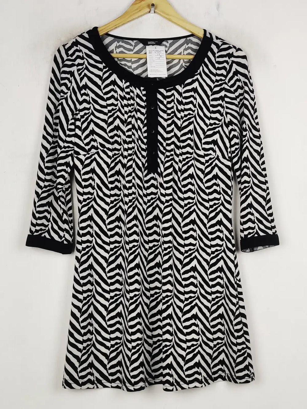 Buy online pre-used pre-loved 100% authentic & Original branded Marks & Spencer (MF-4202) available in Pakistan. Top international brands avilable.