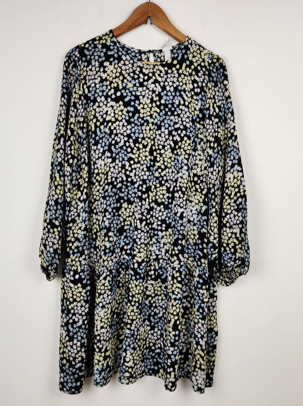 Buy online pre-used pre-loved 100% authentic & Original branded H&M (MF-435) available in Pakistan. Top international brands avilable.